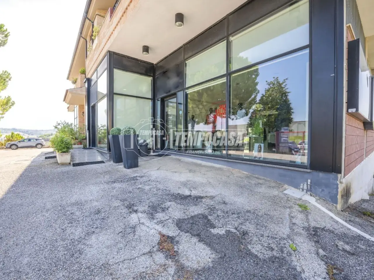 Palazzina commerciale in Via Alpi, Montegranaro, {3} - Foto 2