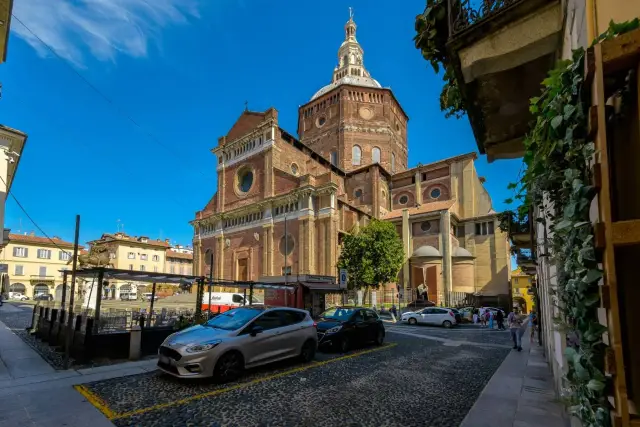 Shop in Piazza del Duomo, Pavia - Photo 1