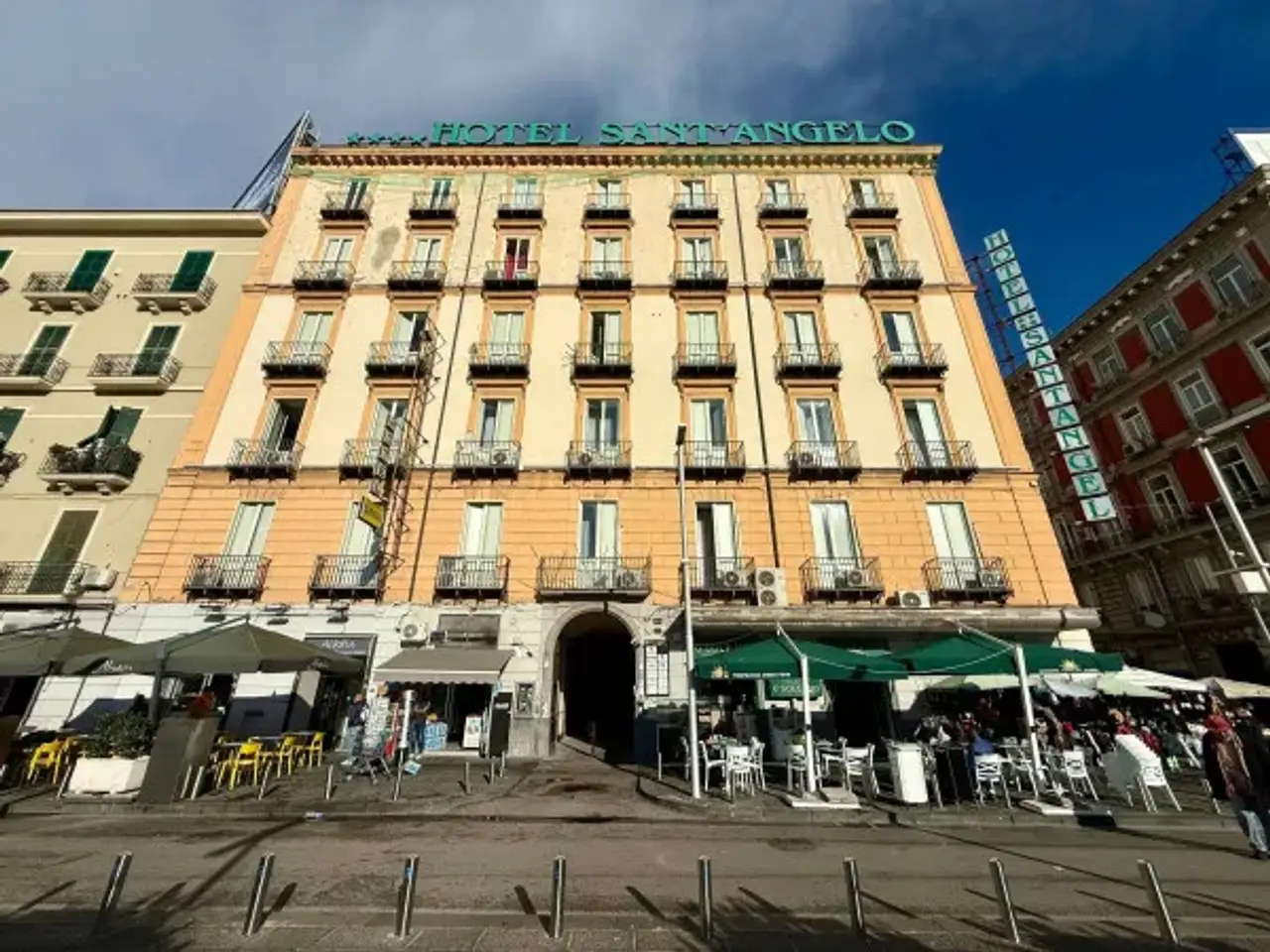 Negozio in Piazza Giuseppe Garibaldi 60, Napoli, {3} - Foto 1