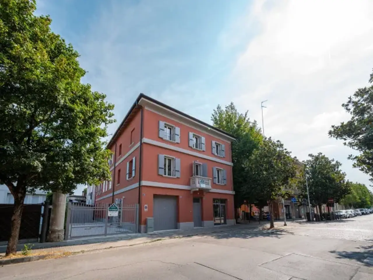 Negozio in Viale Edmondo De Amicis 45, Carpi, {3} - Foto 2