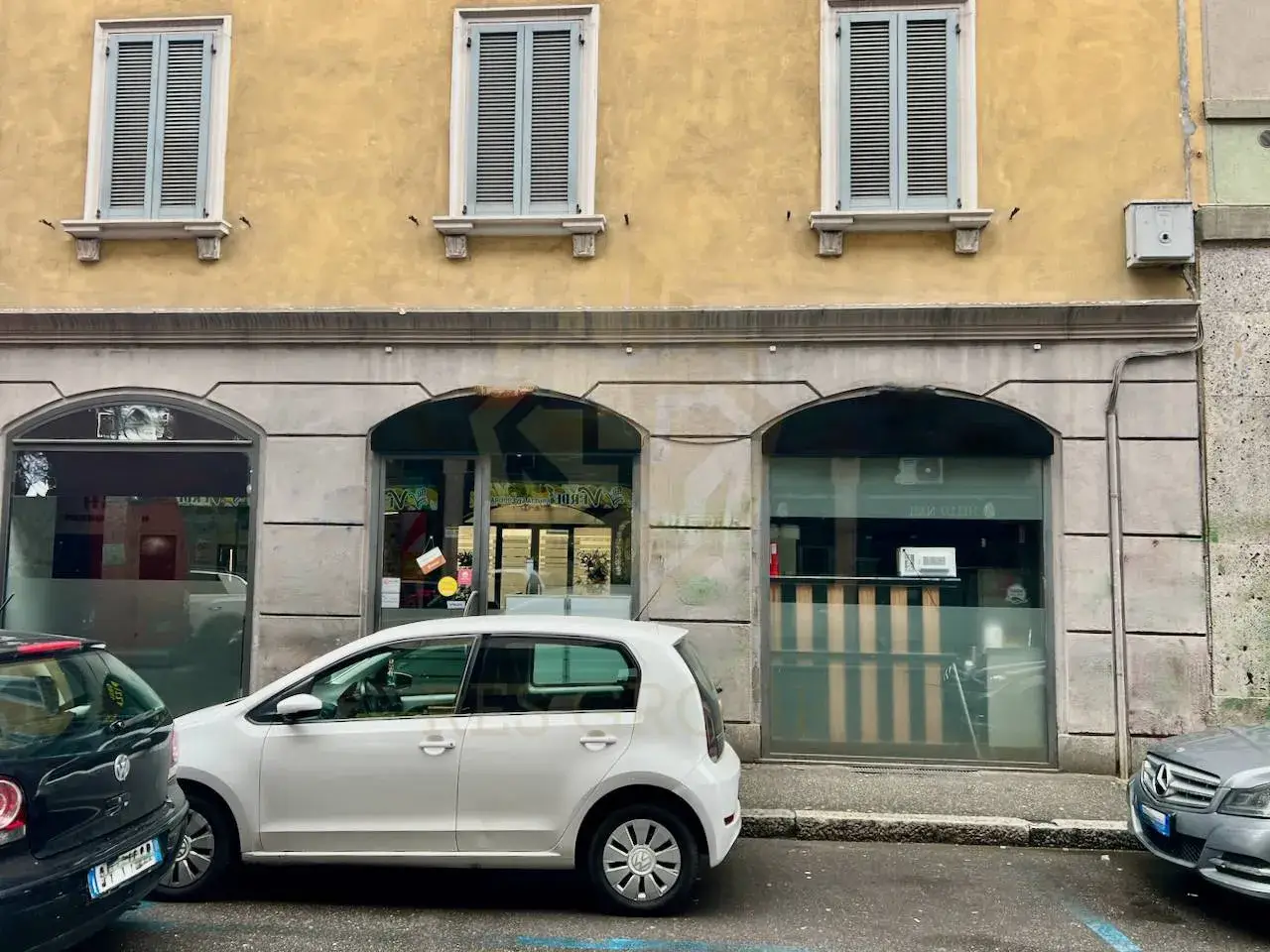Negozio in Via Camillo Benso Conte di Cavour 1, Monza, {3} - Foto 1