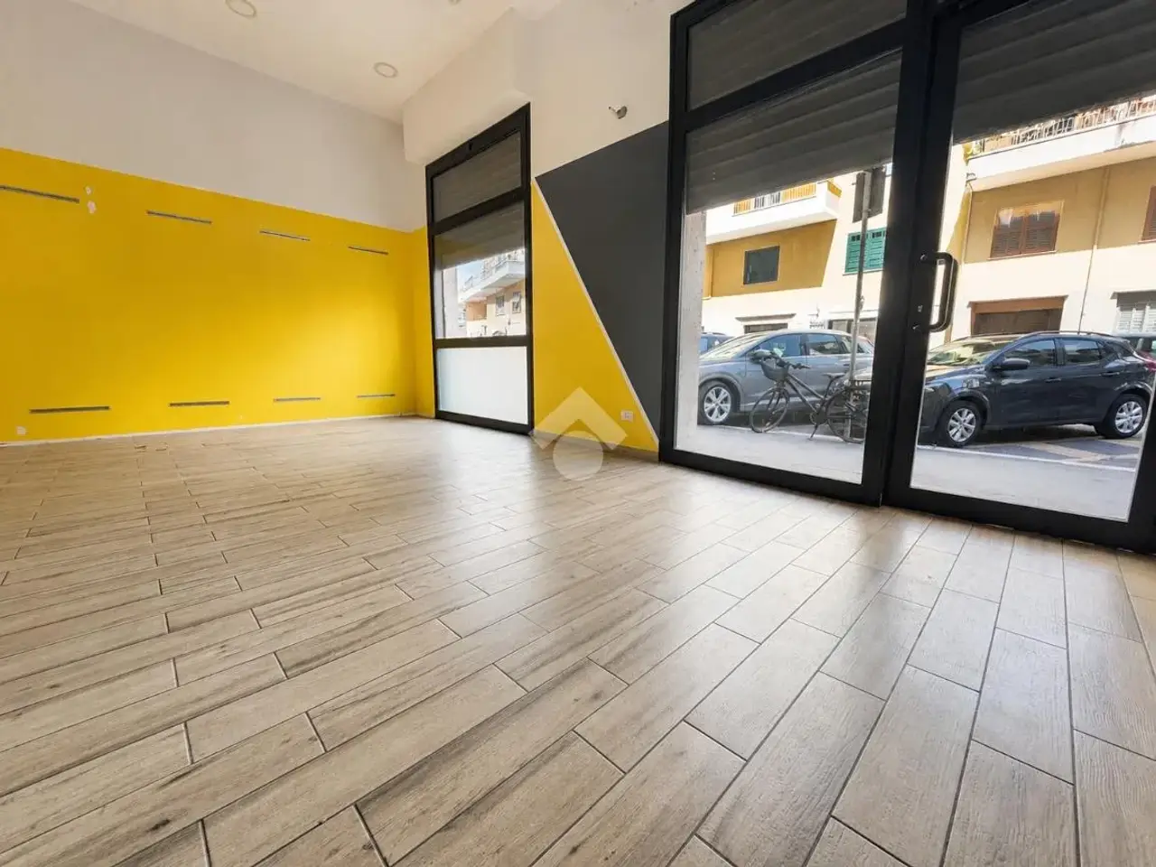 Negozio in Via Valle Borbera 50, Roma, {3} - Foto 2