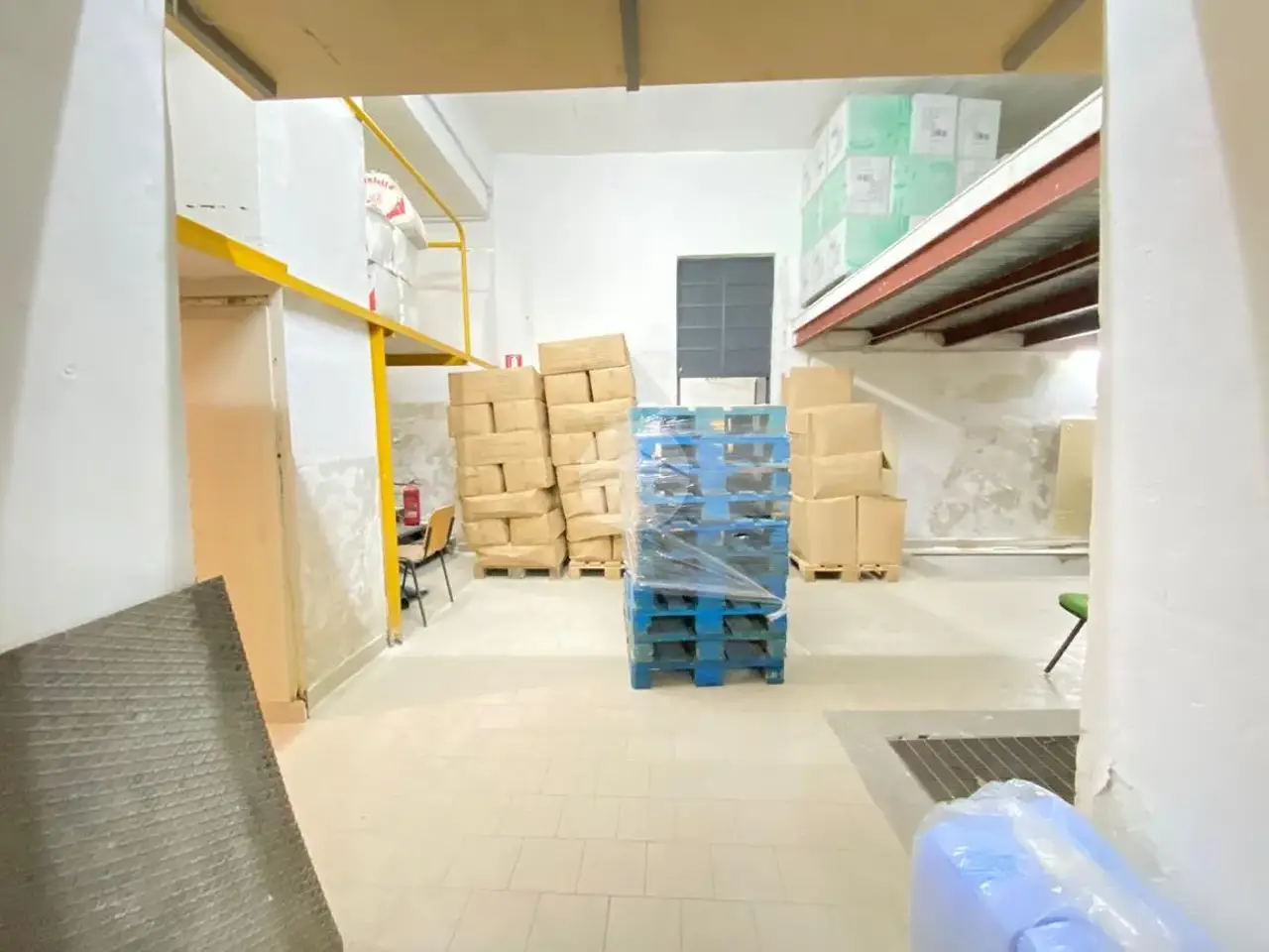 Magazzino in Via Cristoforo Marino 12, Napoli, {3} - Foto 1