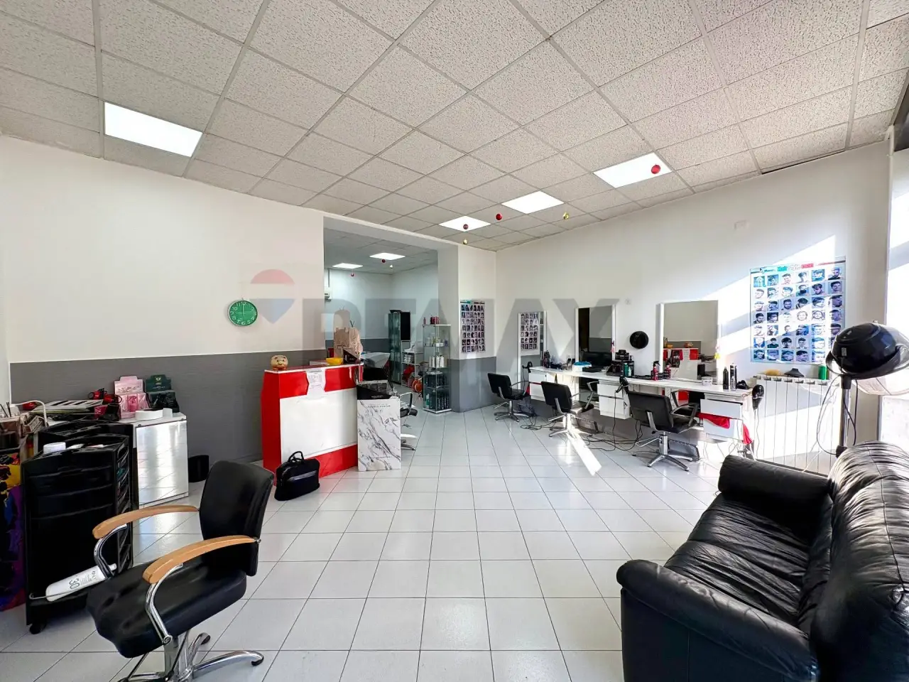 Negozio in Corso della Vittoria 377, Caronno Pertusella, {3} - Foto 1