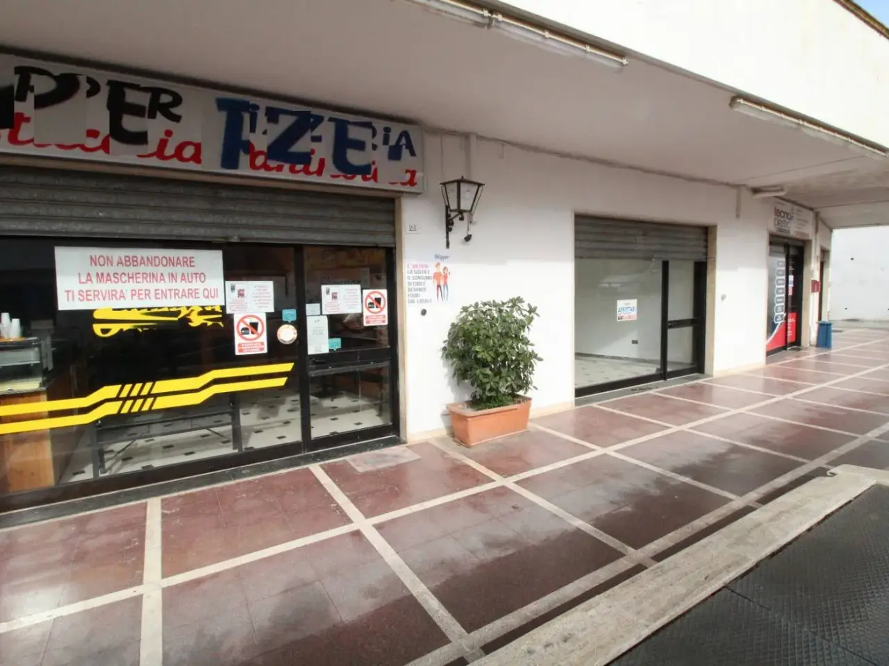 Locale commerciale in Via Cesare Battisti, Tuglie, Tuglie, {3} - Foto 1