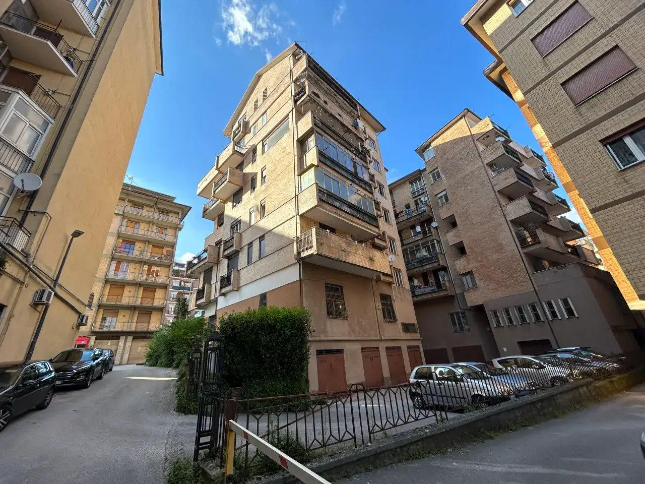Parcheggio chiuso in Via Annarumma, Avellino, {3} - Foto 1