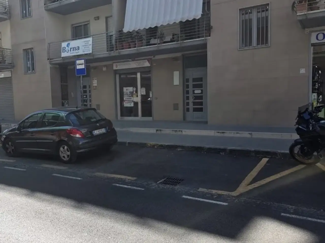 Negozio in Via Olevano , Battipaglia, {3} - Foto 1
