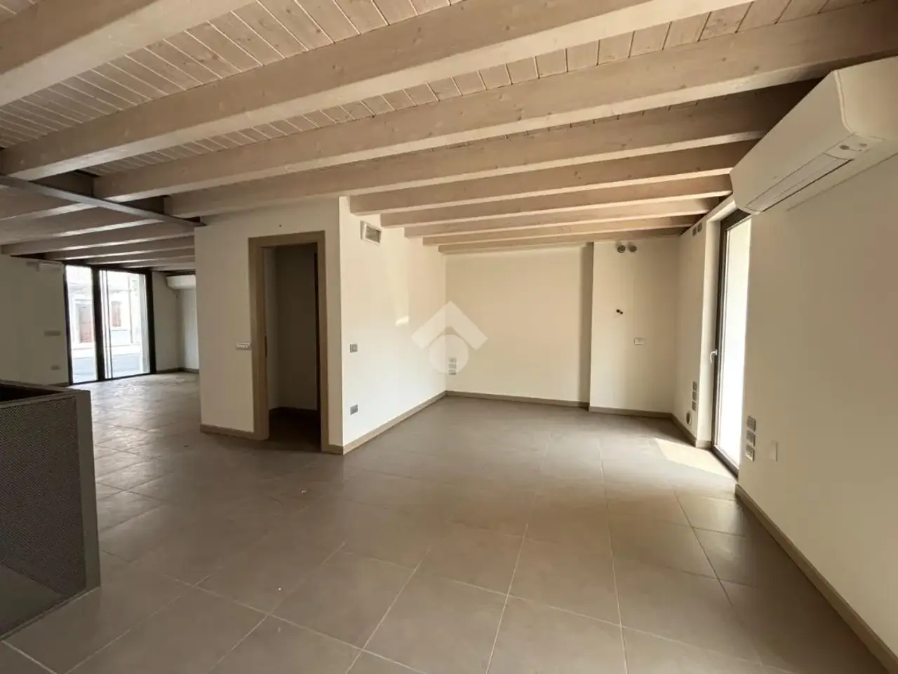 Negozio in Piazzetta della Vittoria 30, Bussolengo, {3} - Foto 2