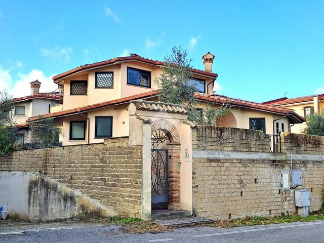 Mansion in Via del Vignola 1, Rignano Flaminio - Photo 1