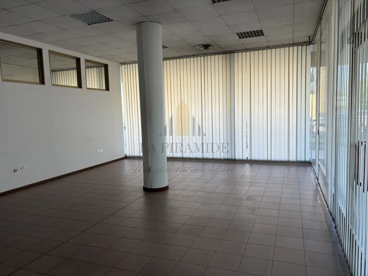 Negozio in Zona Stanga Negozio in Affitto Rif. 2040, Padova, {3} - Foto 2