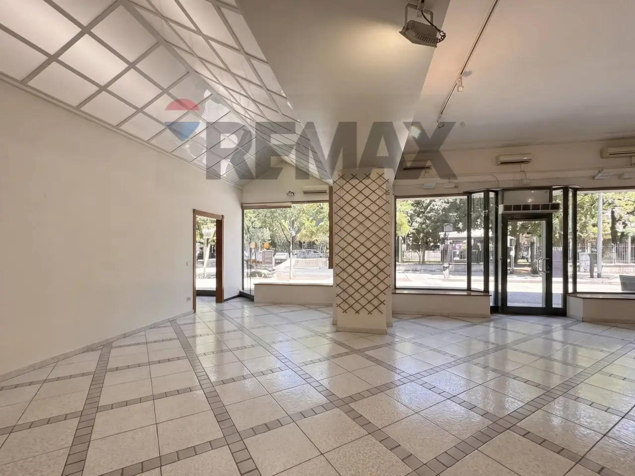 Negozio in Viale Strasburgo 44, Palermo, {3} - Foto 2