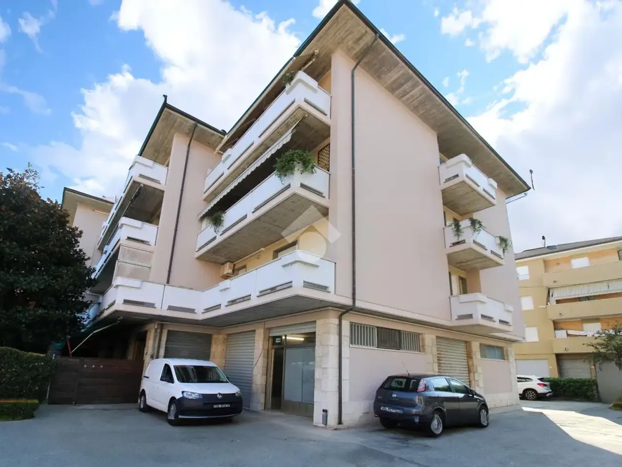 Negozio in Via Petrarca 87, Porto San Giorgio, {3} - Foto 1
