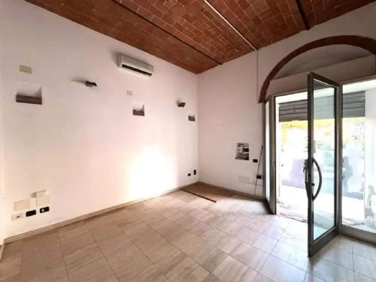 Negozio in , Cecina, {3} - Foto 1