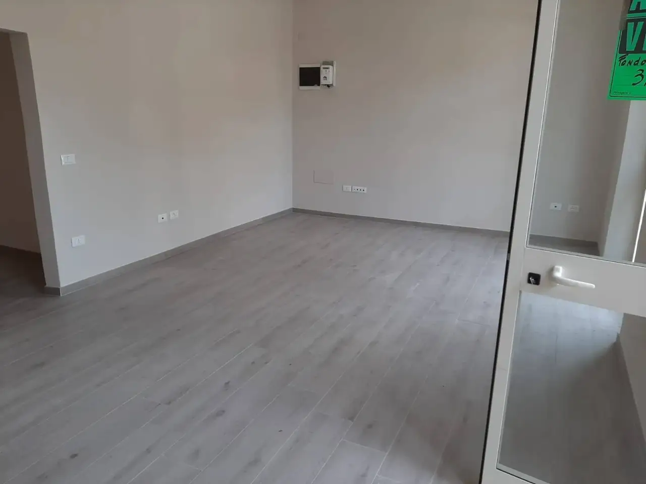 Esercizio commerciale in Via Rindi, Pisa, {3} - Foto 1