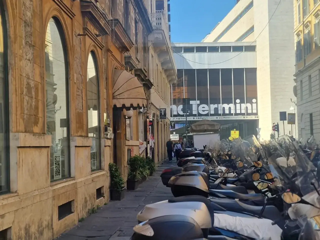 Esercizio commerciale in Via Marghera 11, Roma, {3} - Foto 1