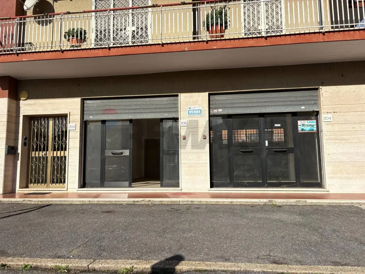 Negozio in Via della Repubblica 204-206, Marino, {3} - Foto 2