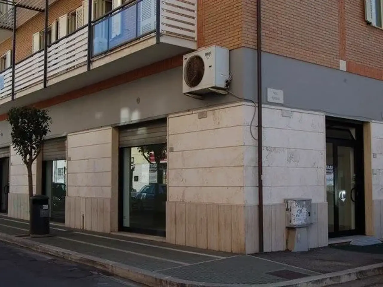 Negozio in Via Marconi 15, Aprilia, {3} - Foto 1