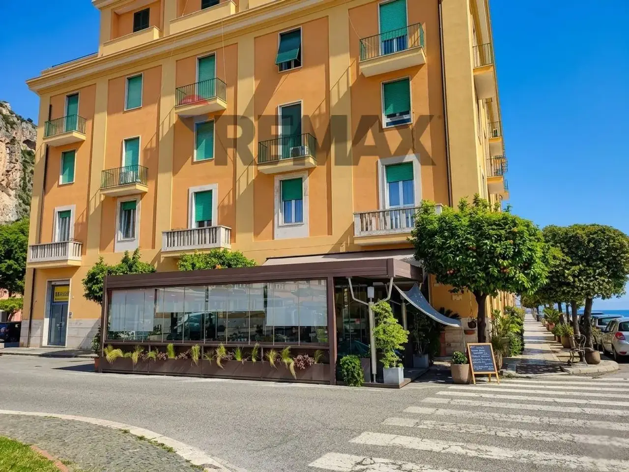 Esercizio commerciale in Piazza della Repubblica 27, Terracina, {3} - Foto 1