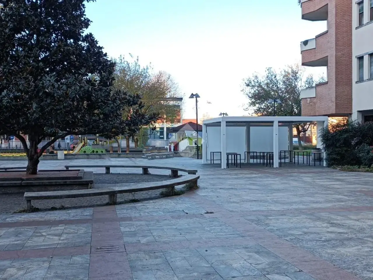 Negozio in Piazza Vittorio Veneto 139, Caronno Pertusella, {3} - Foto 1