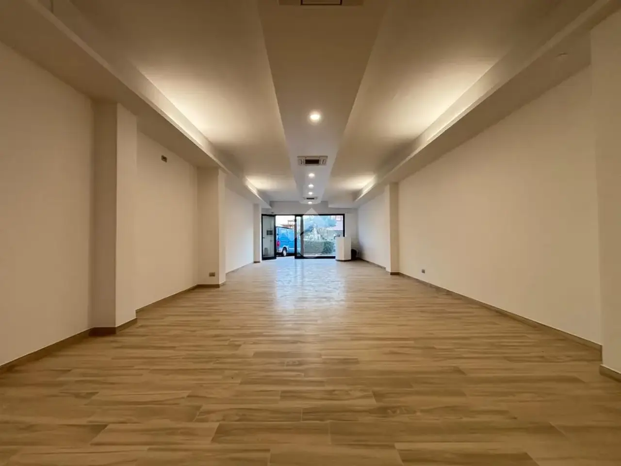 Negozio in Via dei Piceni 37, Latina, {3} - Foto 1
