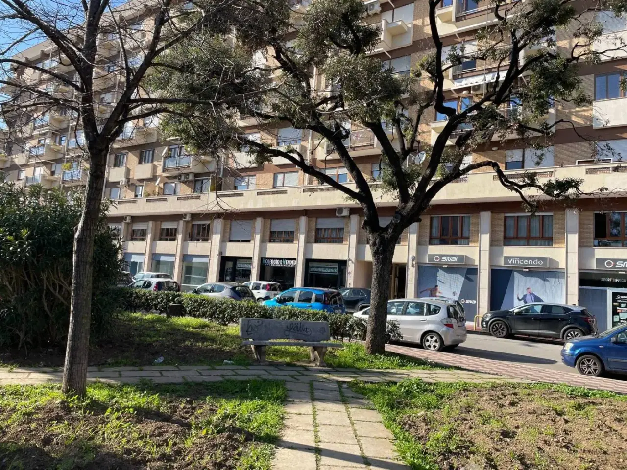 Locale commerciale in Viale Luigi Einaudi 36, Bari, {3} - Foto 1