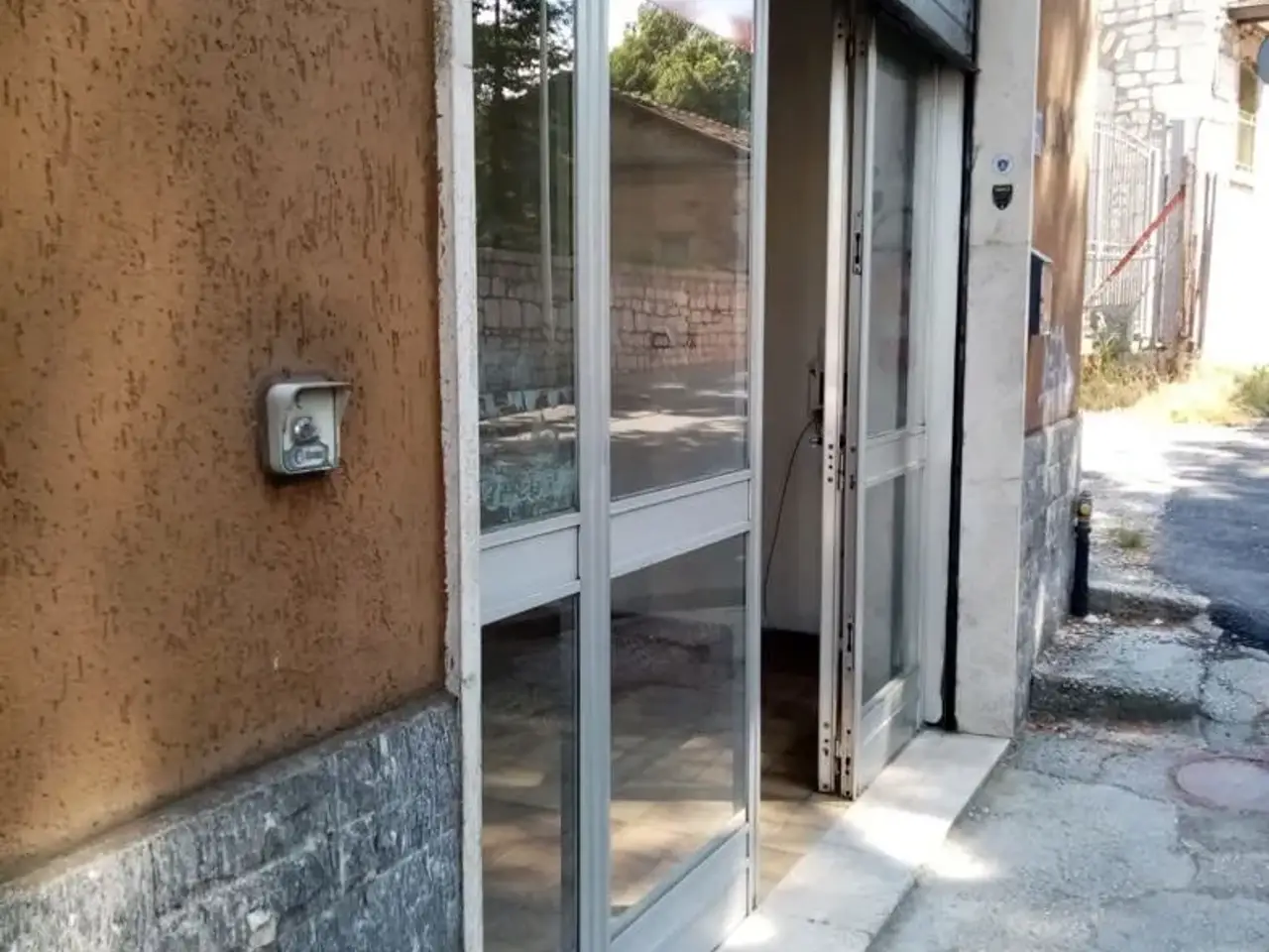 Negozio in Via delle Frasche 1, Campobasso, {3} - Foto 2