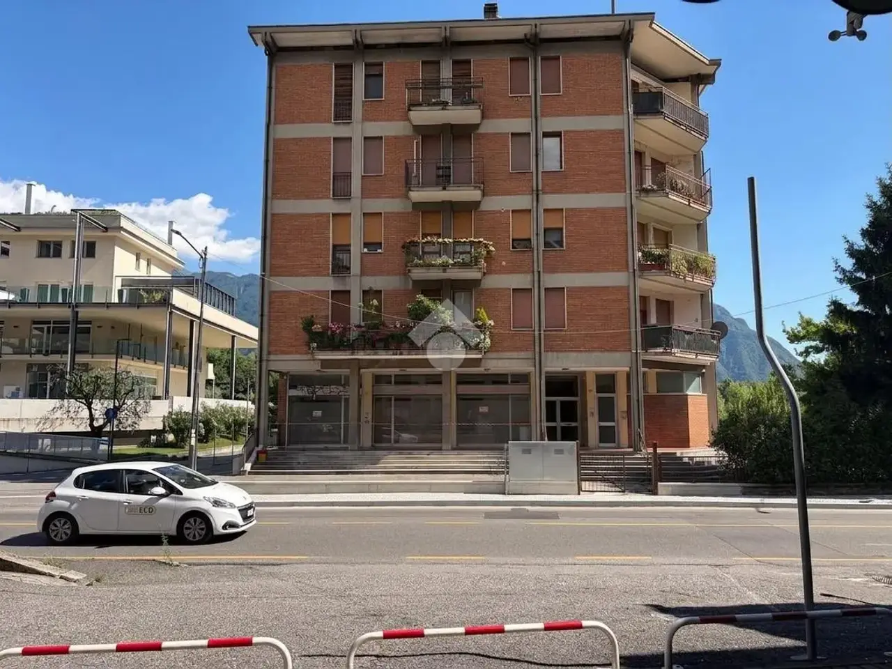 Negozio in Via Nazionale 40, Costa Volpino, {3} - Foto 1