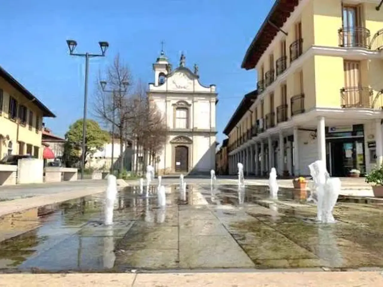 Negozio in Piazza Giacomo Matteotti 28, Canegrate, {3} - Foto 1