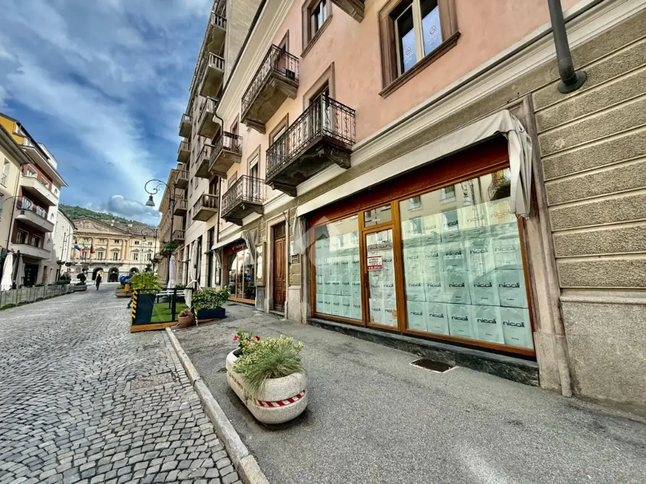 Negozio in Viale Conseil Des Commis 13, Aosta, {3} - Foto 1
