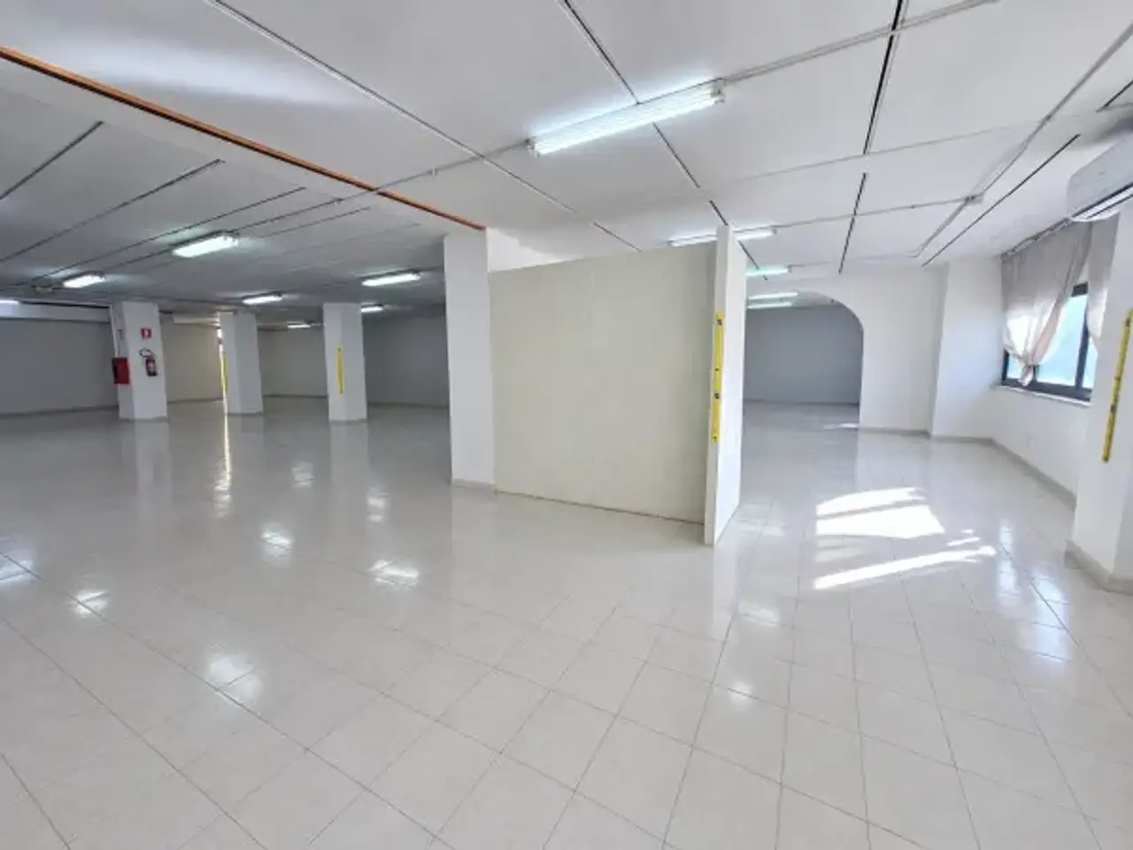 Negozio in Viale della Regione Siciliana Nord Ovest 6645, Palermo, {3} - Foto 2