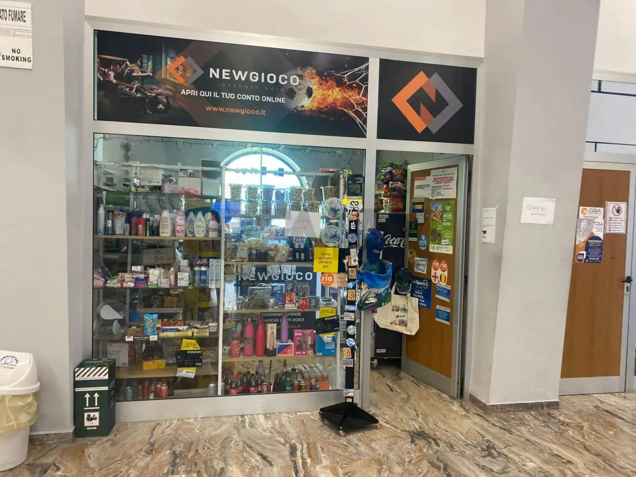 Esercizio commerciale in Corso Antonio De Tullio, Bari, {3} - Foto 2