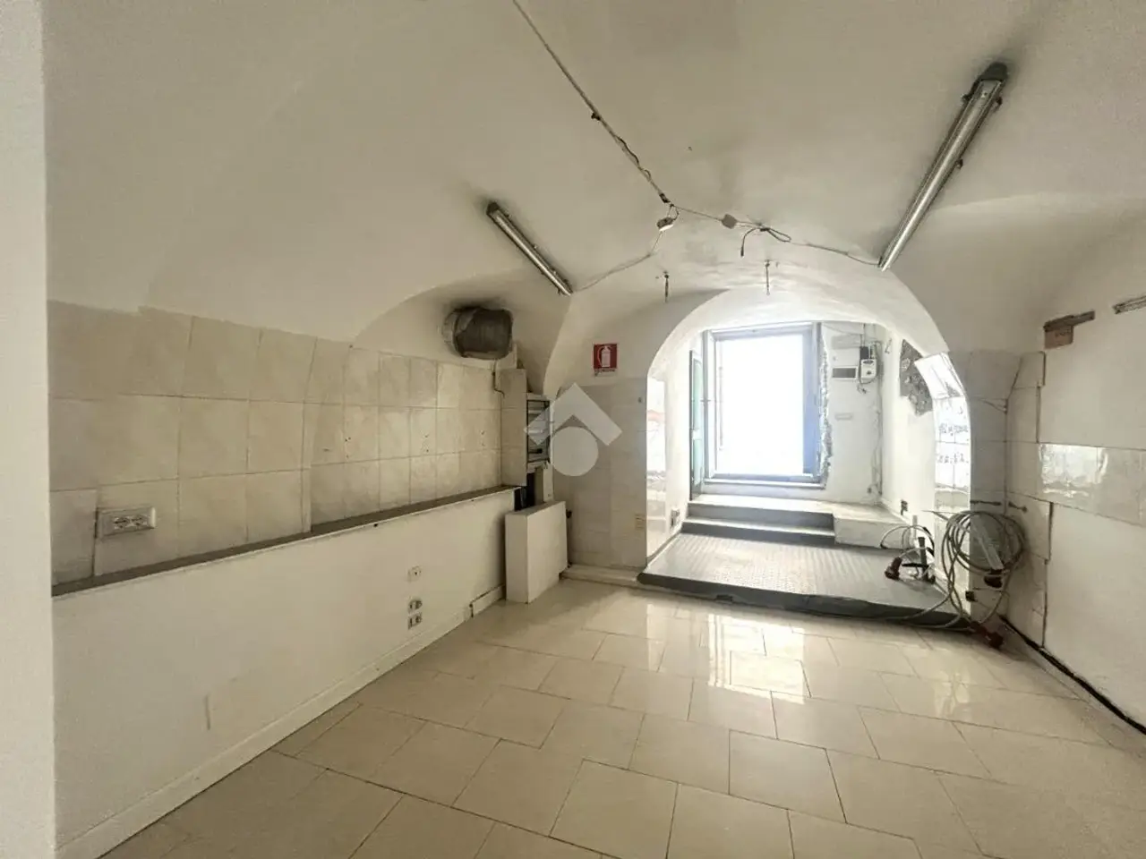 Negozio in Via Sotto Gli Uffizi 4, Sarzana, {3} - Foto 2