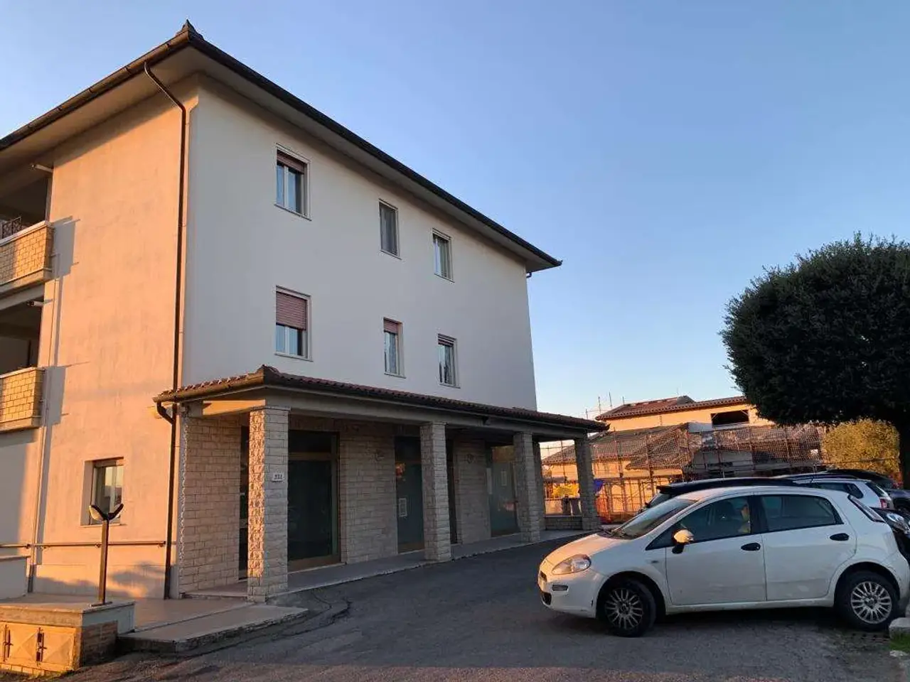 Negozio in Vocabolo San Benigno 232, Todi, {3} - Foto 1