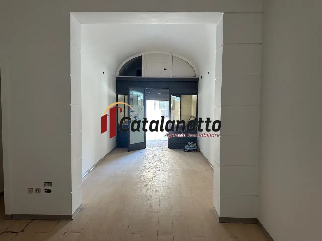 Locale commerciale in Piazza Camillo Benso Conte di Cavour, Quartiere San Giovanni, Castelvetrano, Trapani, Sicilia, 91022, Italia, Castelvetrano, {3} - Foto 2