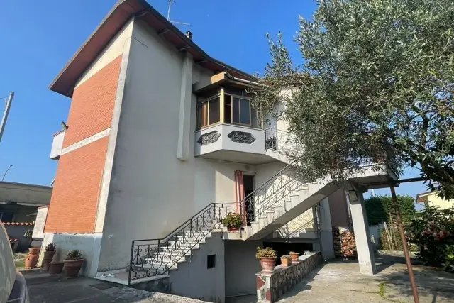 Casa indipendente in delle Pinete 244, Massa - Foto 1