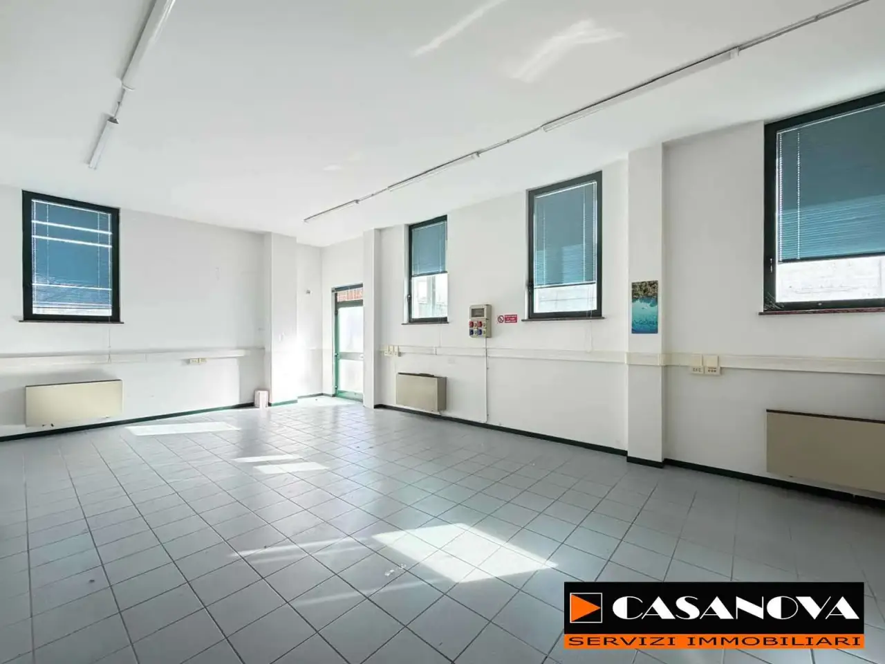 Negozio in Via Fratelli Kennedy 8, Venegono Inferiore, {3} - Foto 1