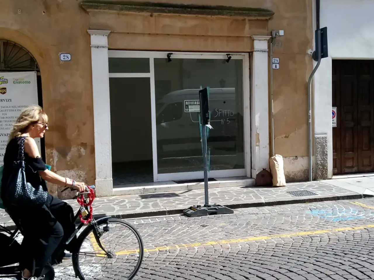 Negozio in Via Giovanni Chiassi 28, Mantova, {3} - Foto 1