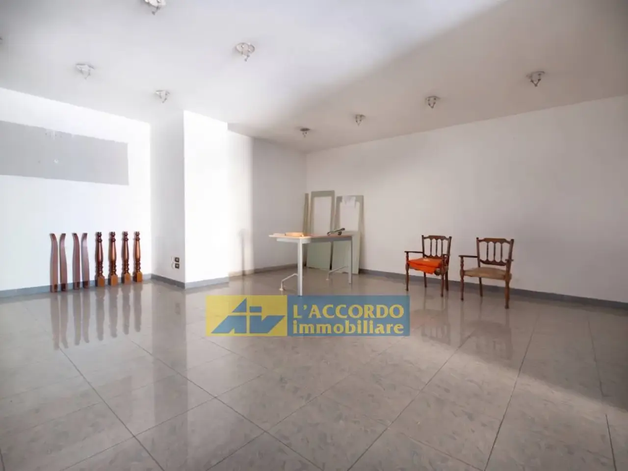 Negozio in Via Asinio Herio 99, Chieti, {3} - Foto 2