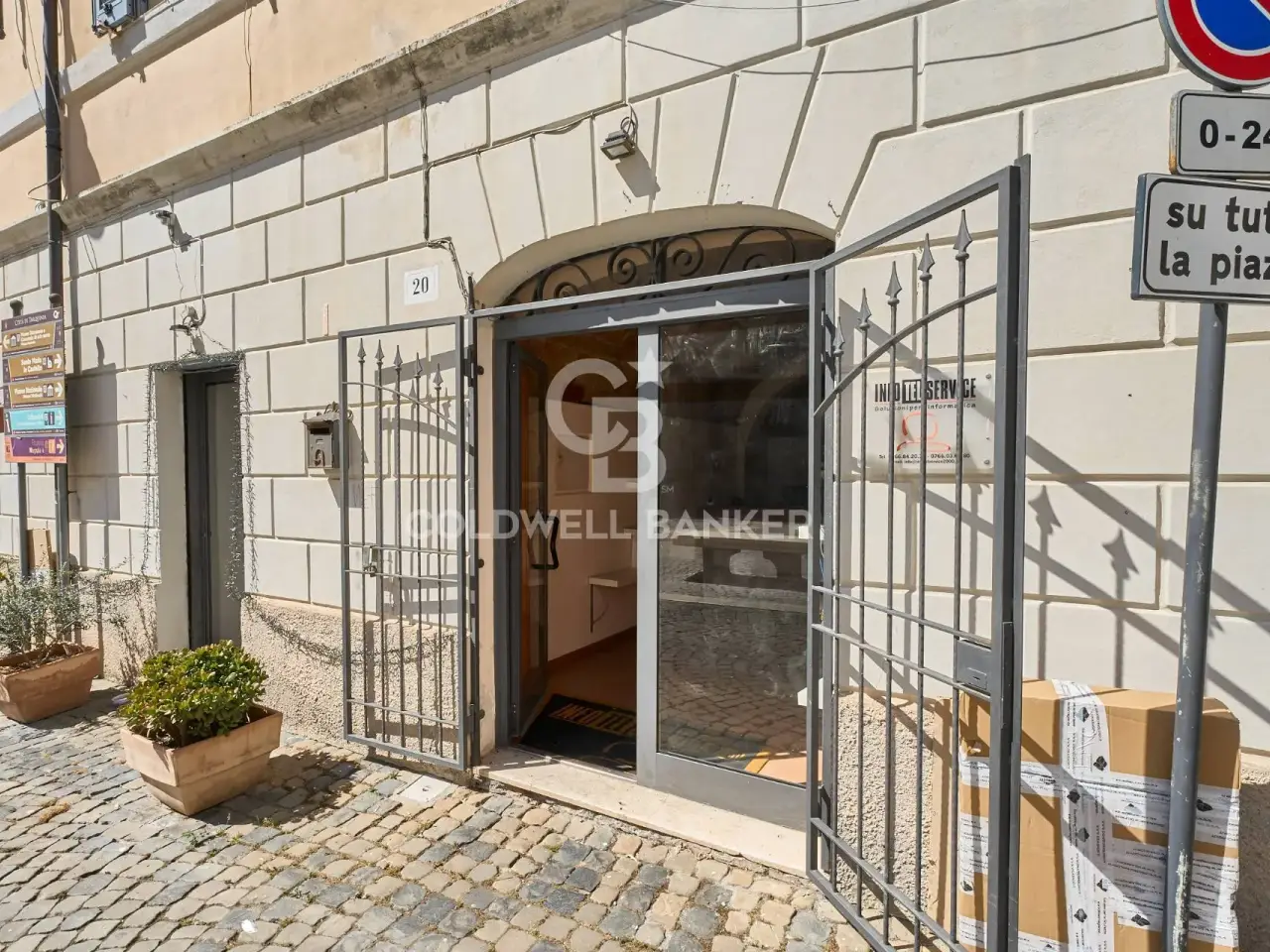 Negozio in Piazza San Giovanni 17, Tarquinia, {3} - Foto 1