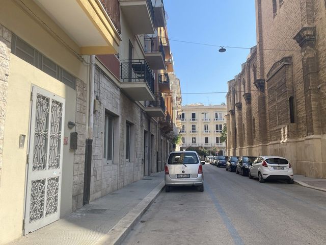 Büro in Via Monsignor Curi 14, Bari - Foto 1