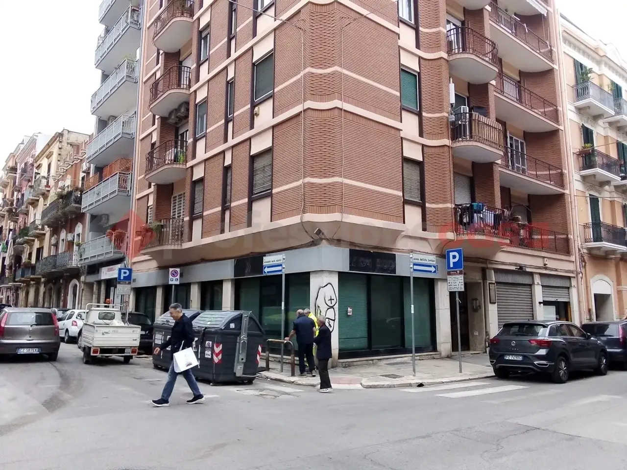 Negozio in Via Trevisani - Via Calefati , Bari, {3} - Foto 2
