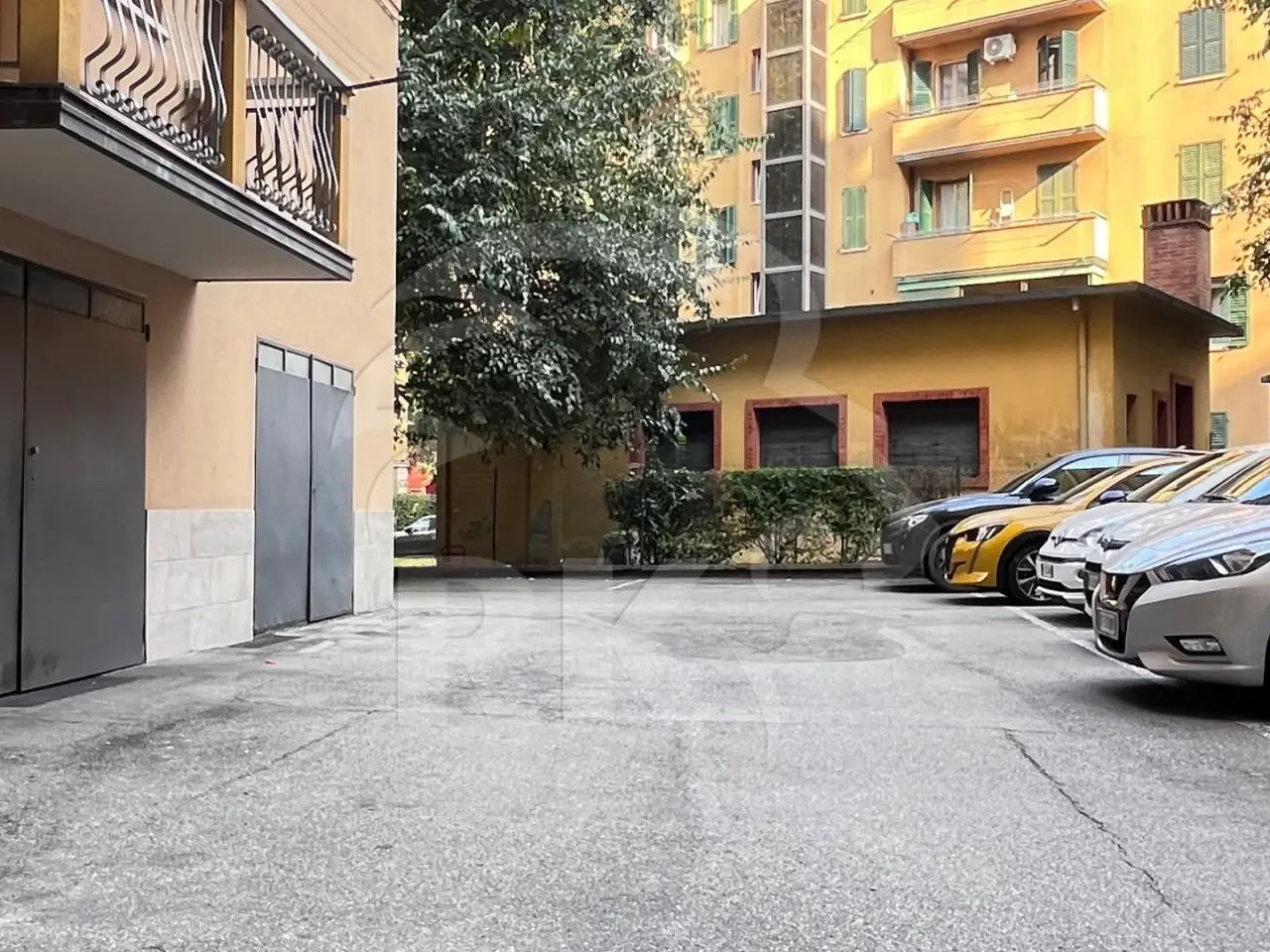 Parcheggio chiuso in Piazza della Pace 7, Bologna, {3} - Foto 1