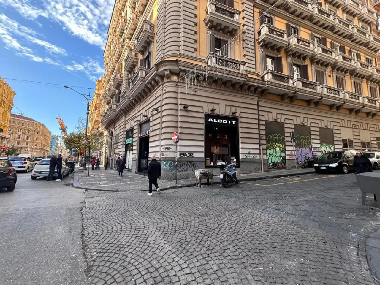 Esercizio commerciale in Via Sant'Arcangelo a Baiano 59, Napoli, {3} - Foto 1