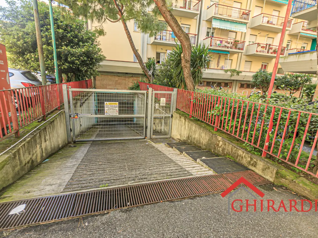 Parcheggio chiuso in Via Chiaravagna, Genova, {3} - Foto 2