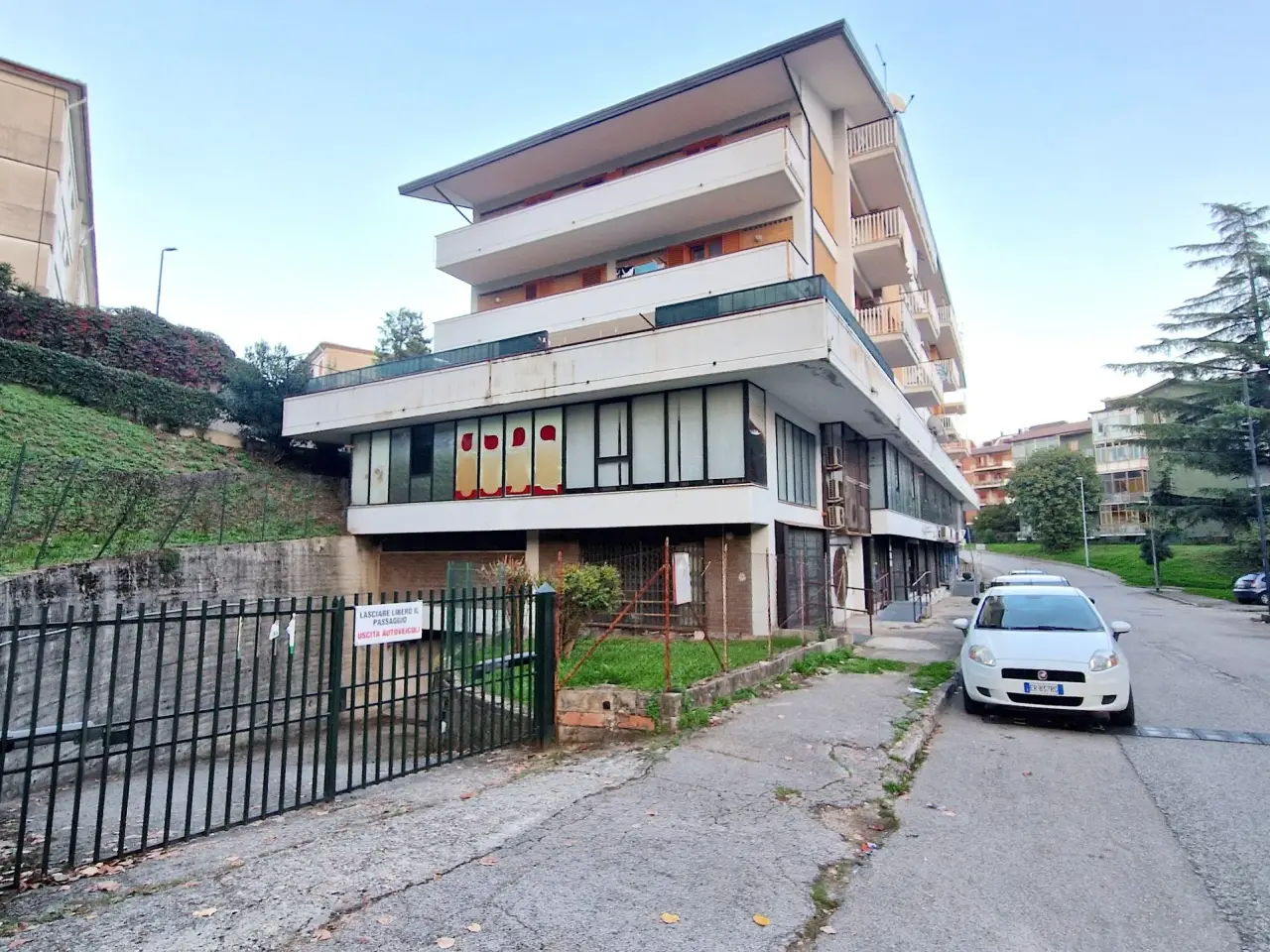 Parcheggio chiuso in Via Urelio Nicolodi 25, Avellino, {3} - Foto 1