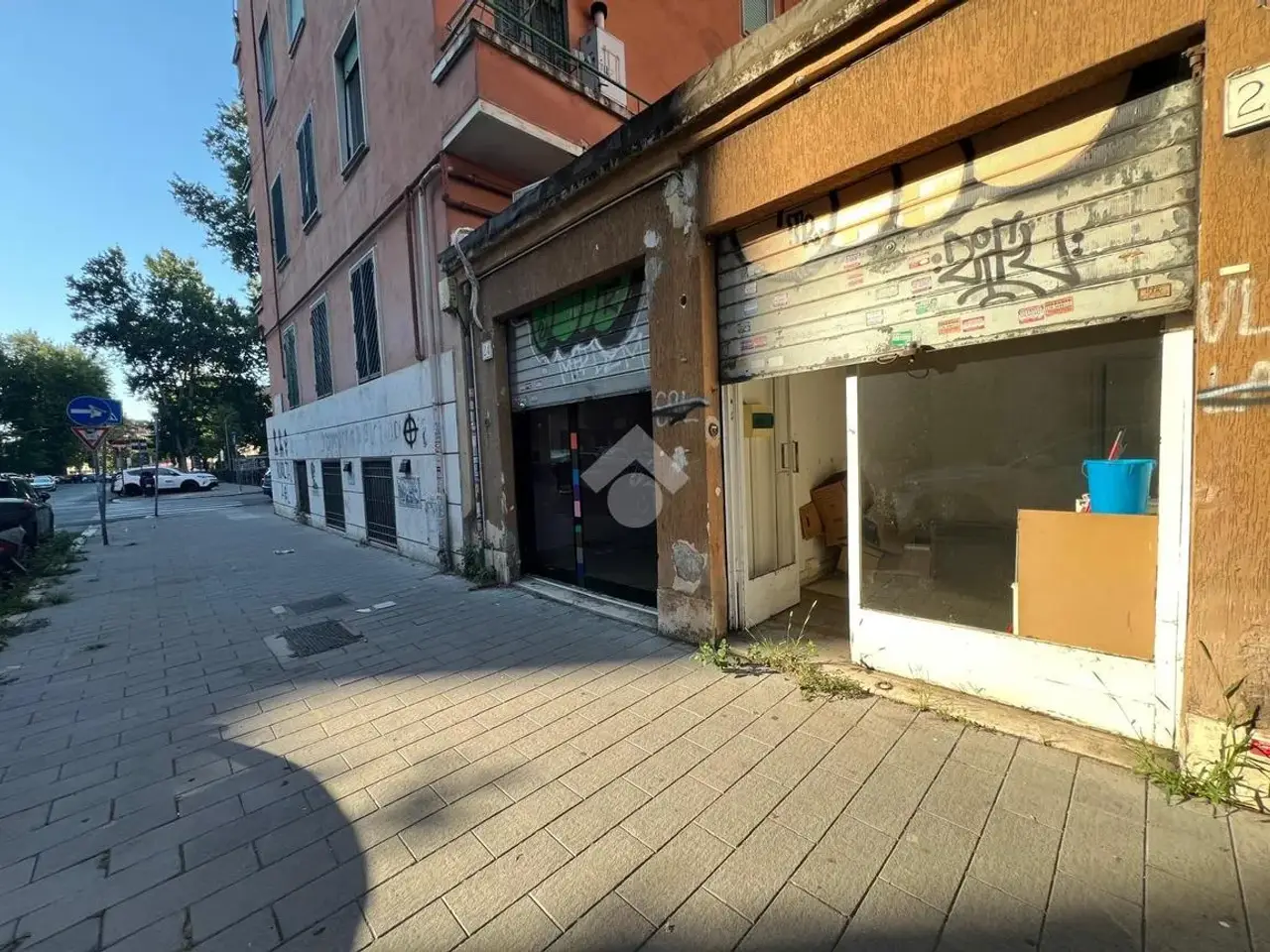 Negozio in Via Amulio 22, Roma, {3} - Foto 1