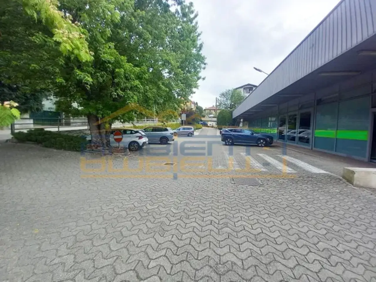 Negozio in Via Santa Caterina 35, Besana In Brianza, {3} - Foto 2