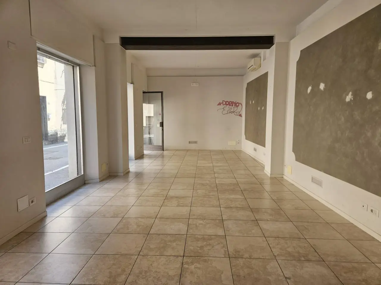 Esercizio commerciale in Via Gramsci 46, Oleggio, {3} - Foto 1