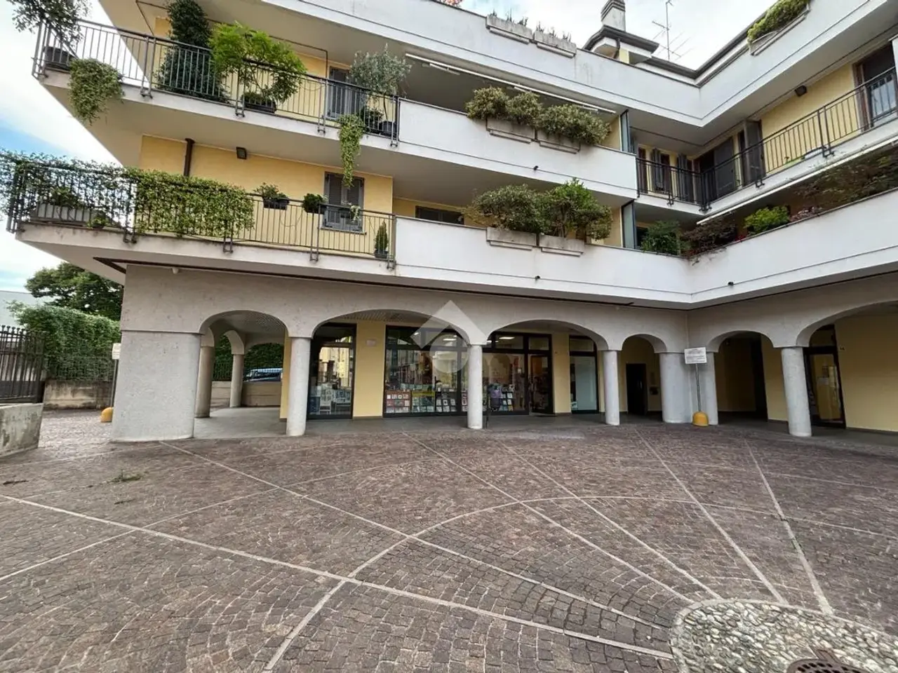Negozio in Via dei Disciplini 20, Legnano, {3} - Foto 1