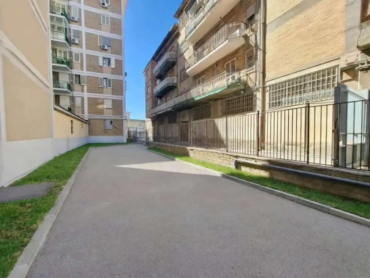 Negozio in Via Nazionale delle Puglie, Casoria, {3} - Foto 2